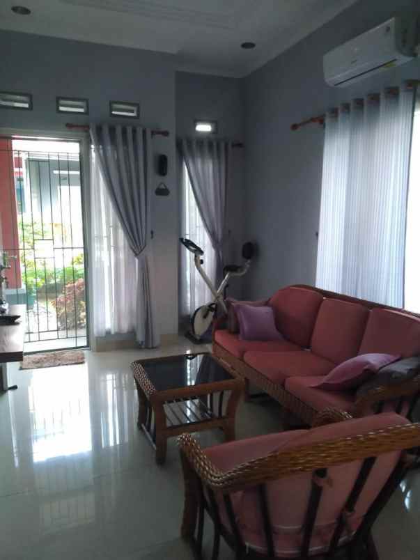 dijual rumah semi furnish dekat stasiun depok baru