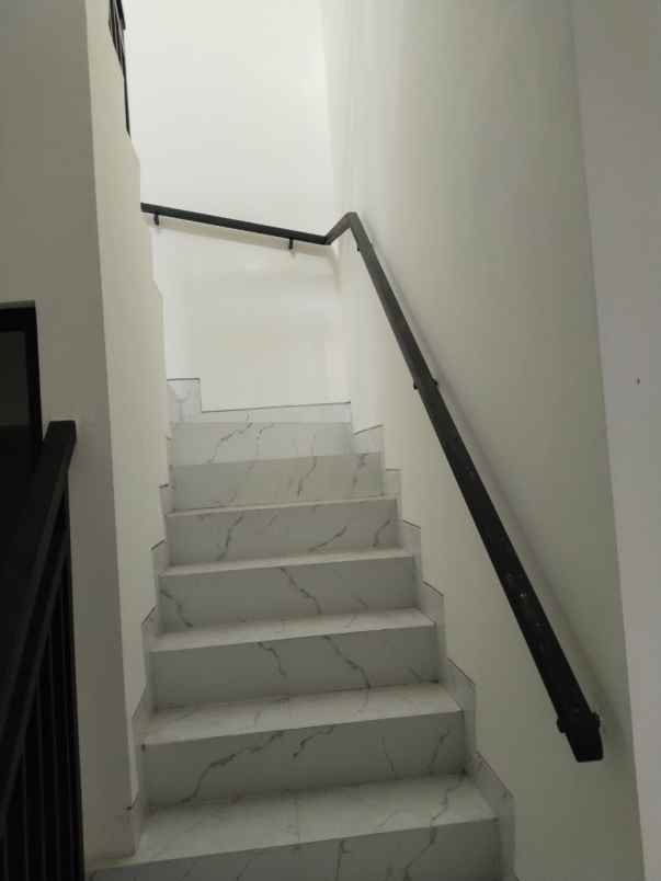 dijual rumah semolowaru