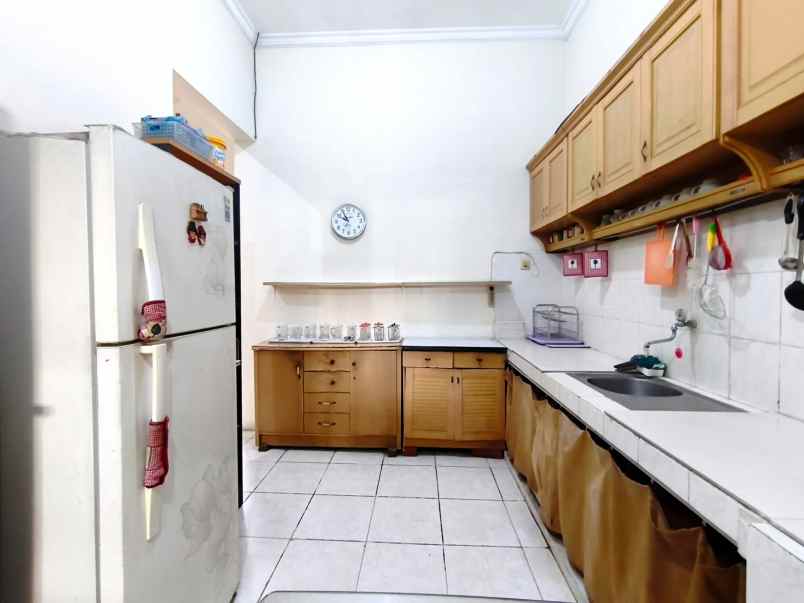 dijual rumah sutorejo