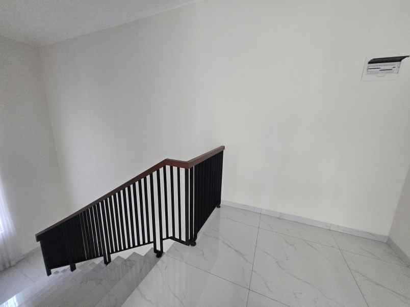 dijual rumah suvarna sutera cikupa