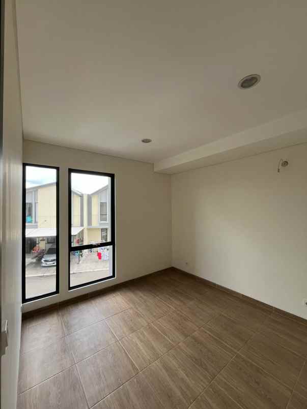 dijual rumah suvarna sutera pasar kemis