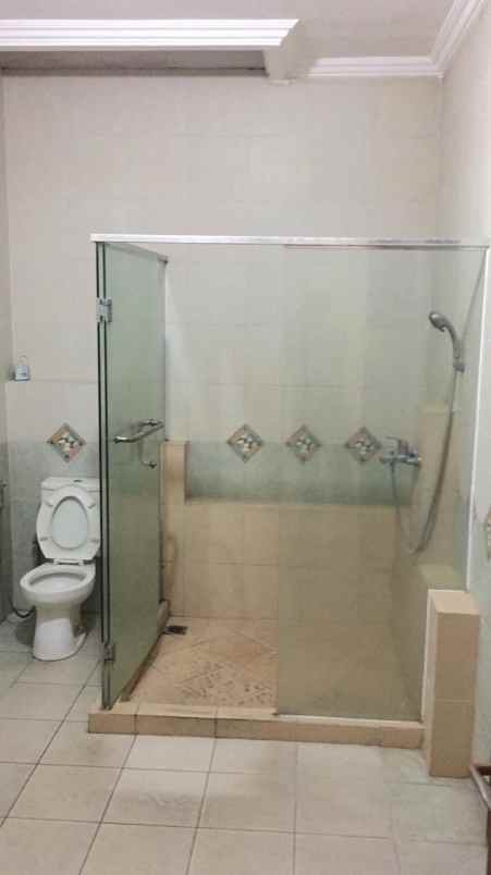 dijual rumah villa sentra raya