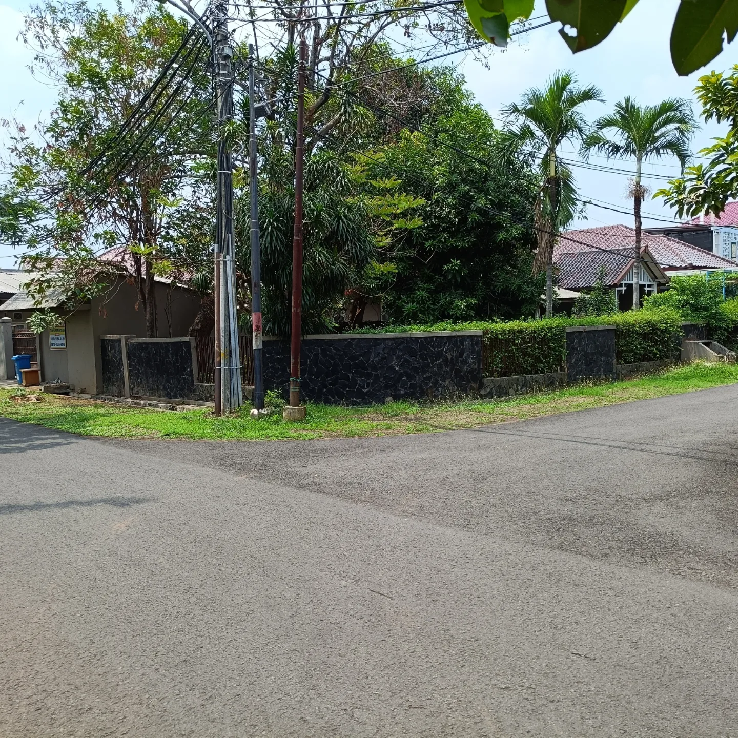 dijual tanah dan rumah dalam perumahan di cipayung