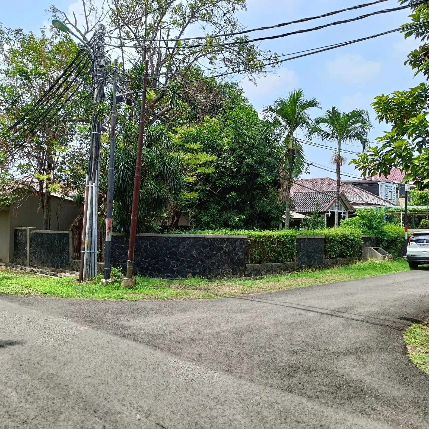 dijual tanah dan rumah dalam perumahan di cipayung