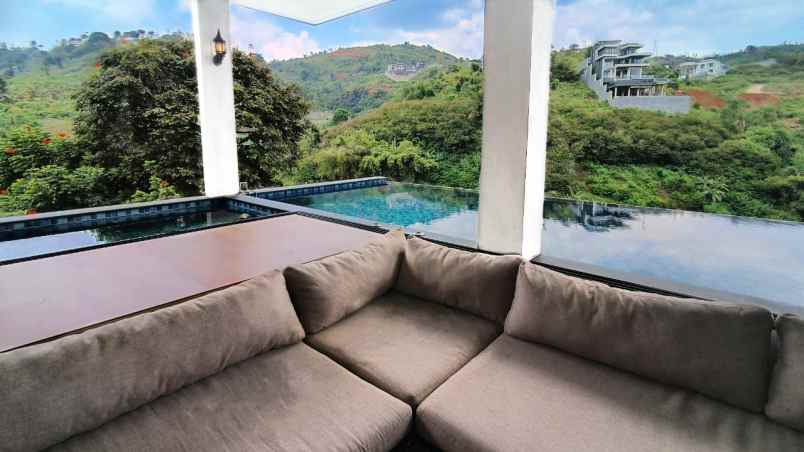 dijual villa jl cimenyan