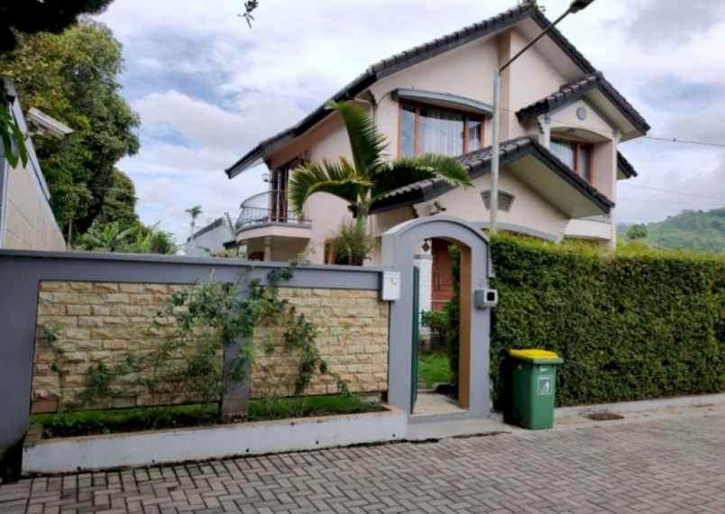 dijual villa lembang