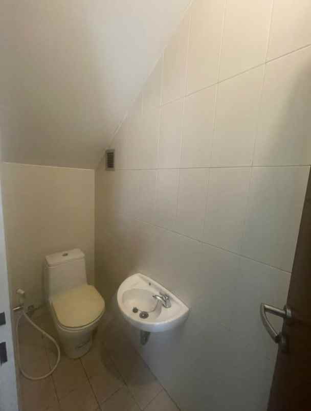 disewa rumah apik 2 lantai di rawamangun