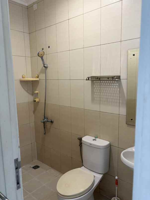 disewakan rumah cluster thames jgc jakarta