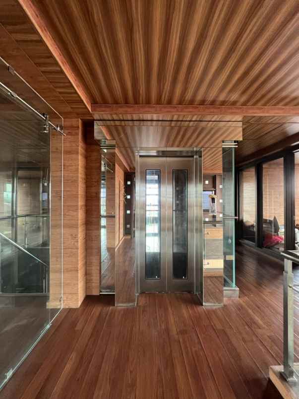 langka rumah 3 lantai pejaten ada taman private lift