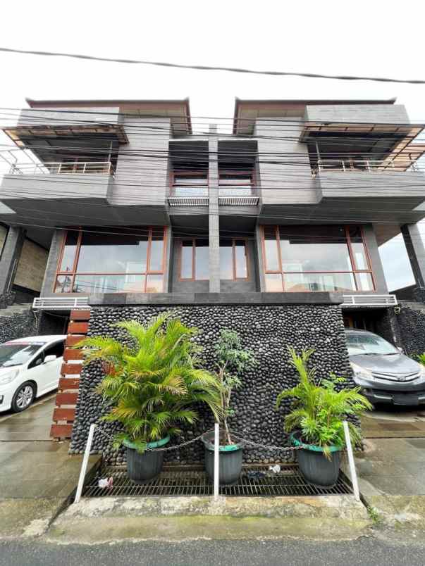 langka rumah 3 lantai pejaten ada taman private lift