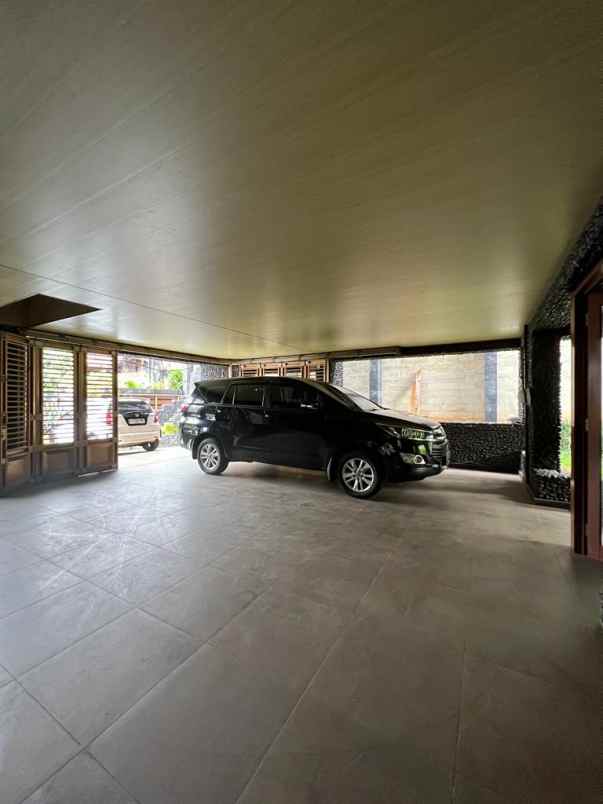 langka rumah 3 lantai pejaten ada taman private lift