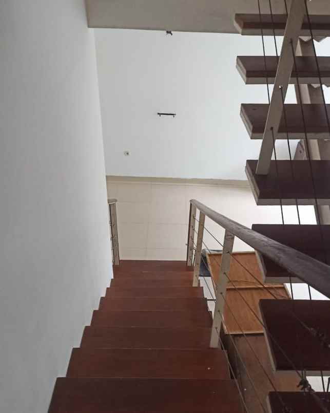 rumah 2 lantai dalam cluster di rempoa tangsel