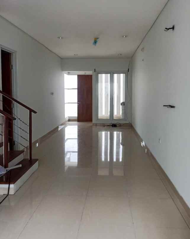 rumah 2 lantai dalam cluster di rempoa tangsel