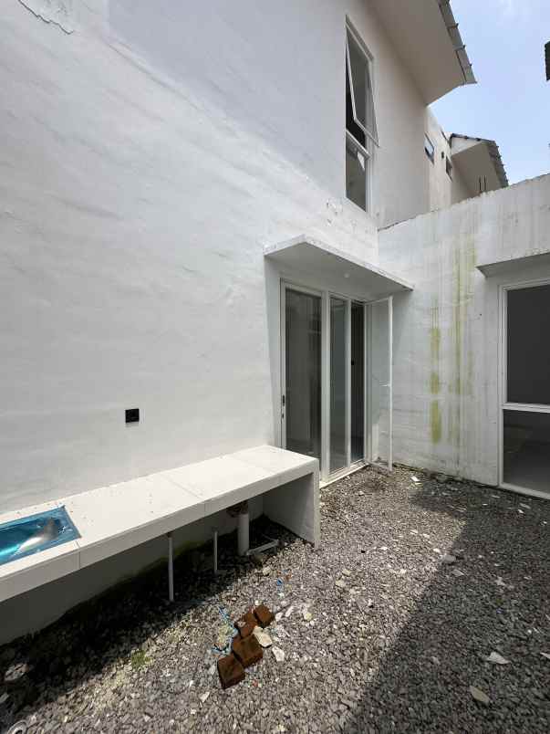 rumah 2 lantai dekat kota jember