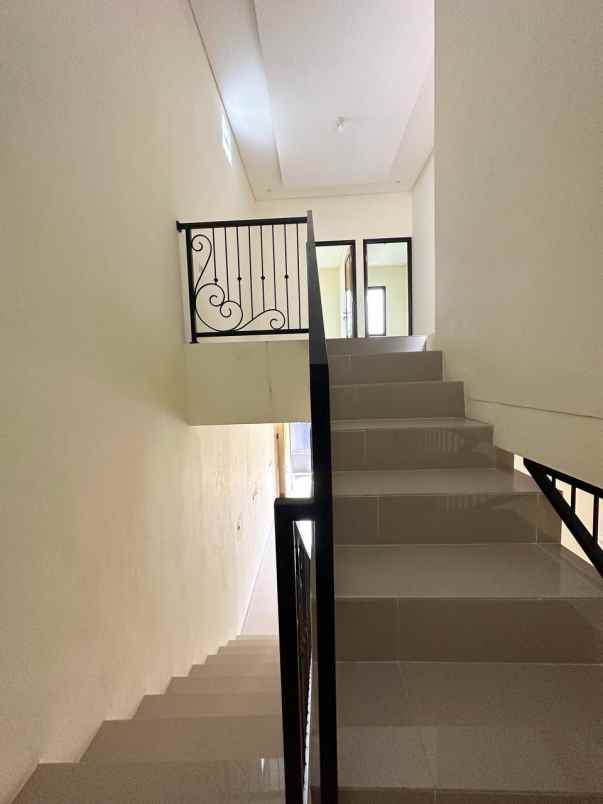 rumah 2 lantai desain elegan di ciracas jakarta timur