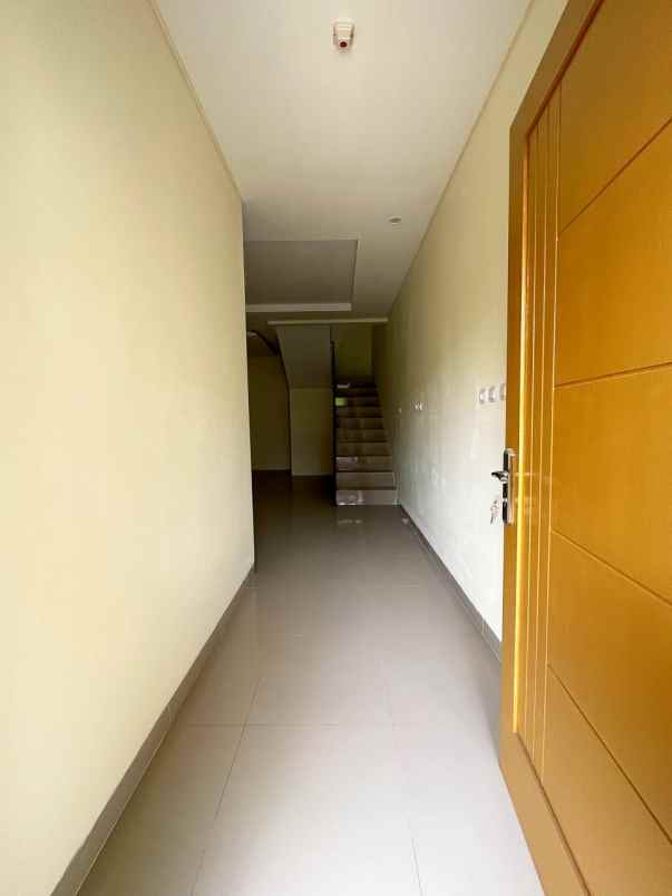 rumah 2 lantai desain elegan di ciracas jakarta timur