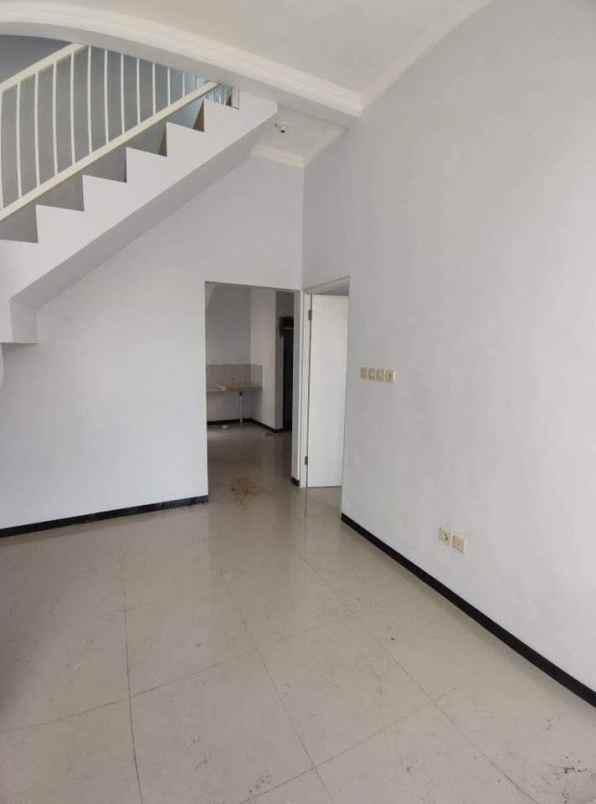 rumah 2 lantai lokasi dekat kampus unikama malang