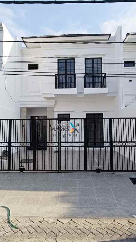 rumah american style gress sutorejo timur unair