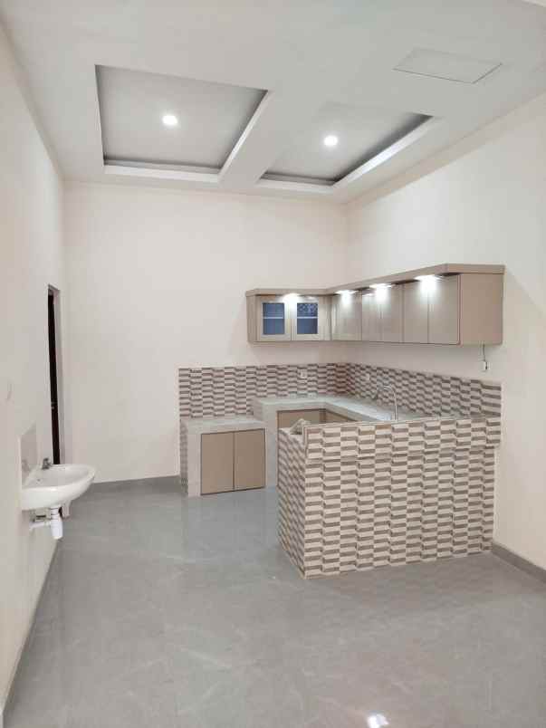 rumah baru 2 lantai di mulyosari semi furnish