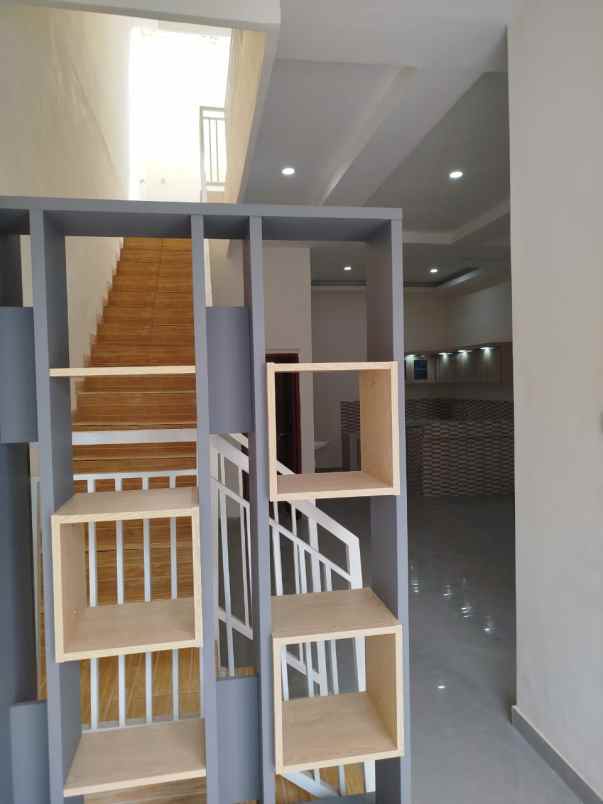 rumah baru 2 lantai di mulyosari semi furnish