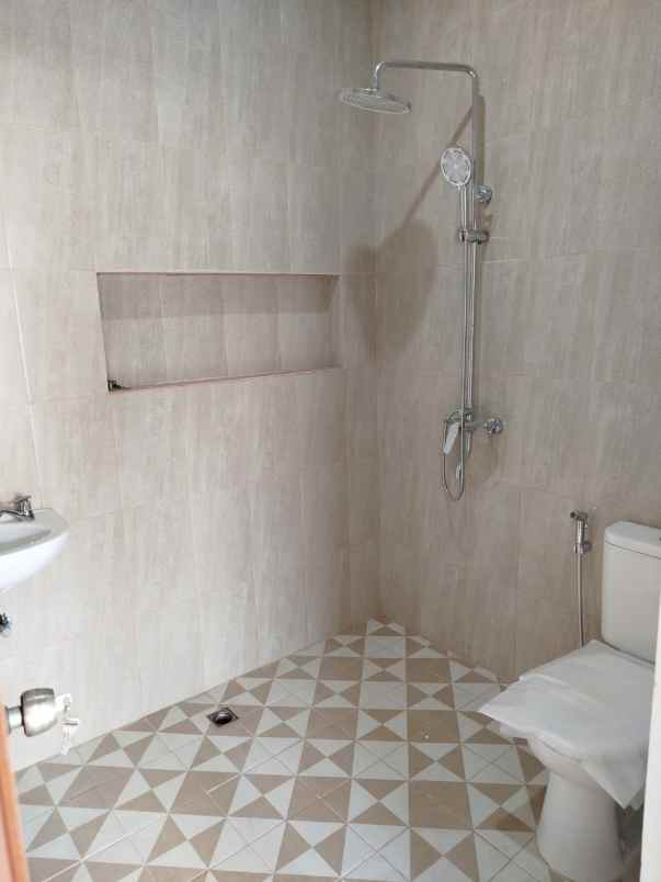 rumah baru 2 lantai di mulyosari semi furnish