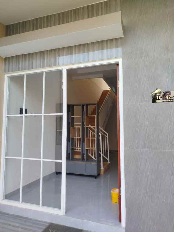 rumah baru 2 lantai di mulyosari semi furnish