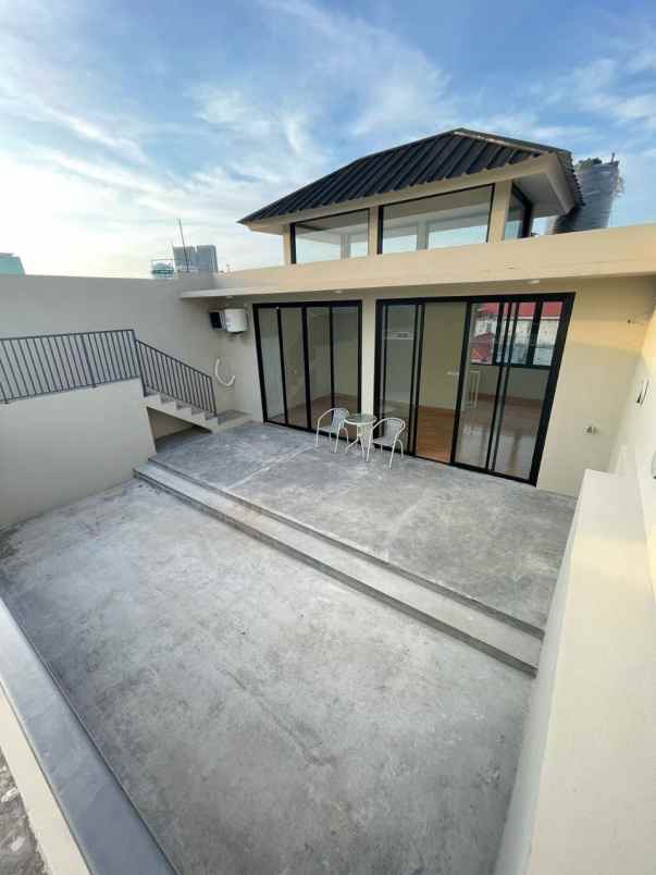rumah baru 4lantai rooftop pulomas jakarta timur