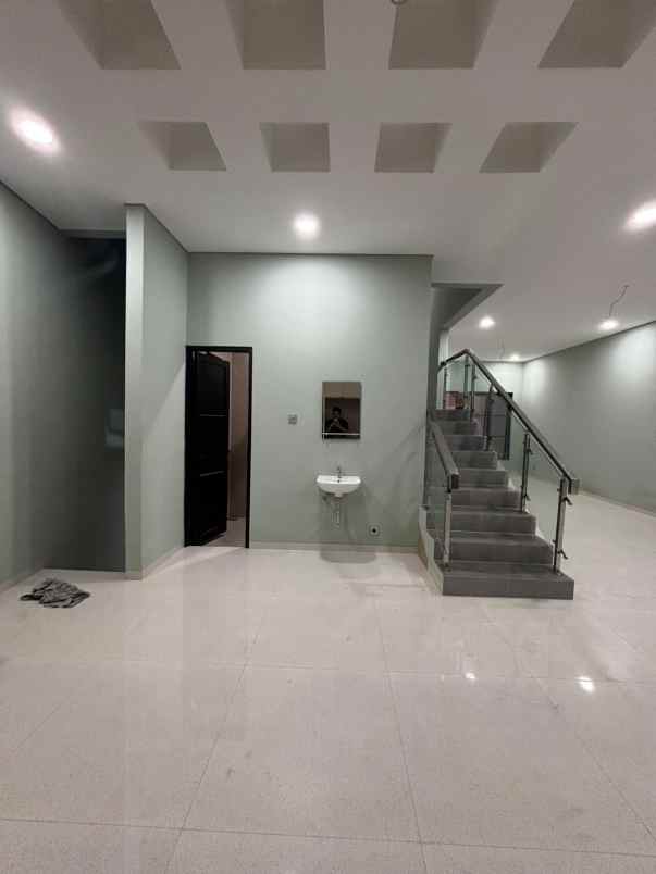 rumah baru dalam townhouse di duren sawit jaktim