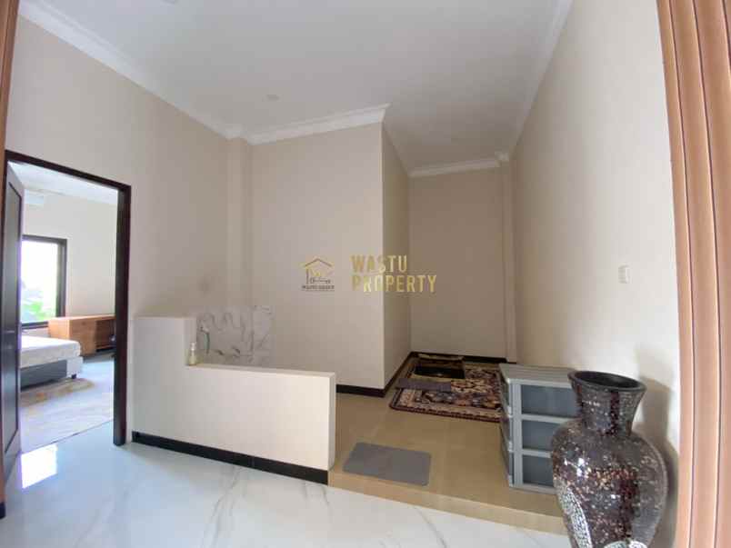 rumah besar siap huni dekat ring road utara