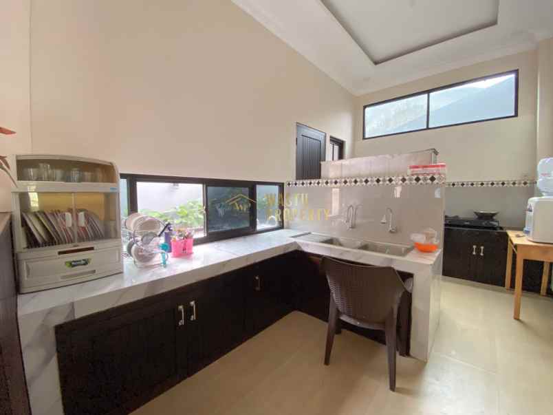 rumah besar siap huni dekat ring road utara