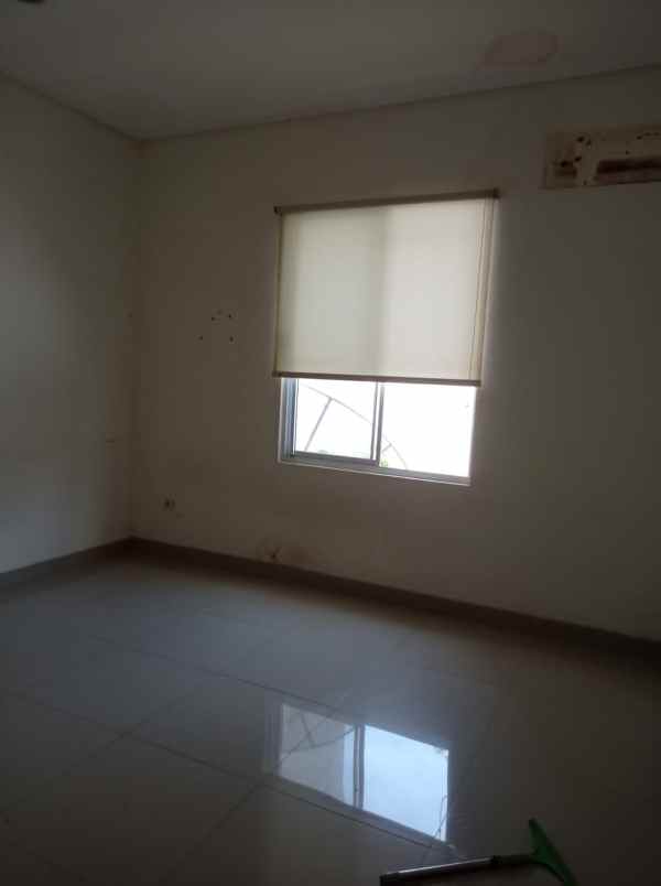 rumah golf lake residence cengkareng