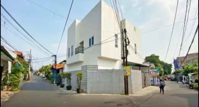 rumah mewah baru kebon baru 3kt 4km halaman luas shm