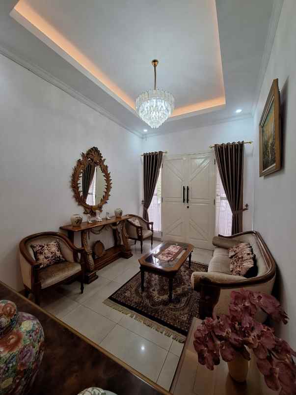 rumah mewah klasik bebas banjir di taman galaxy bekasi