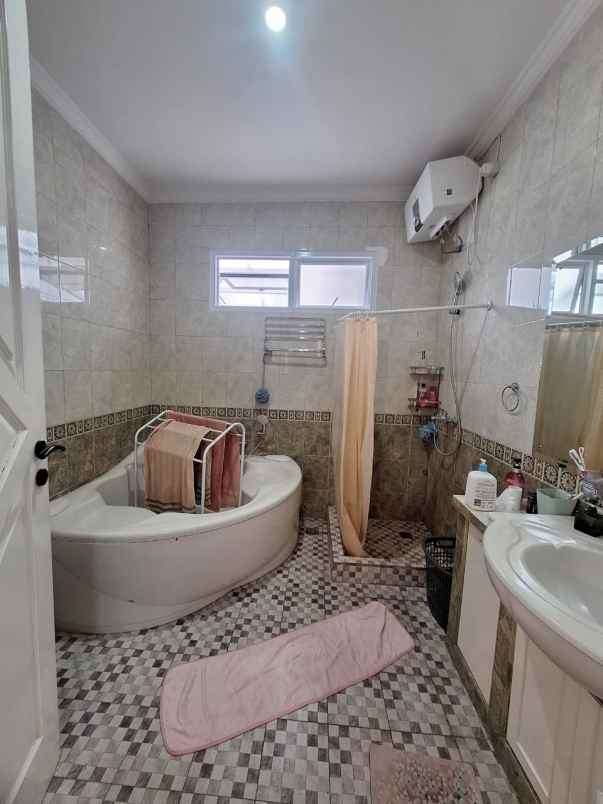 rumah mewah klasik bebas banjir di taman galaxy bekasi