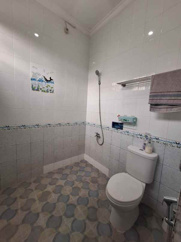 rumah mewah klasik bebas banjir di taman galaxy bekasi