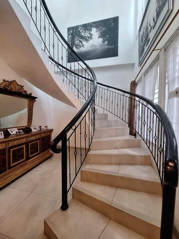 rumah mewah klasik bebas banjir di taman galaxy bekasi