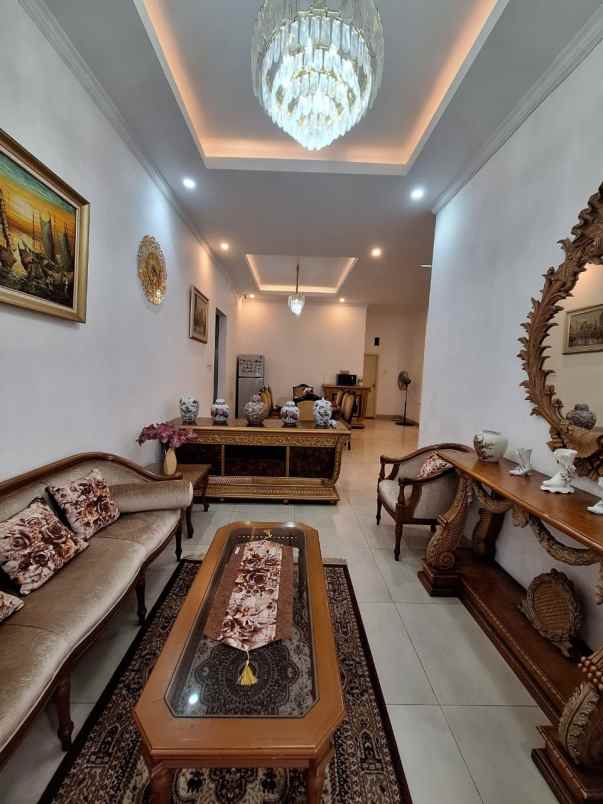 rumah mewah klasik bebas banjir di taman galaxy bekasi