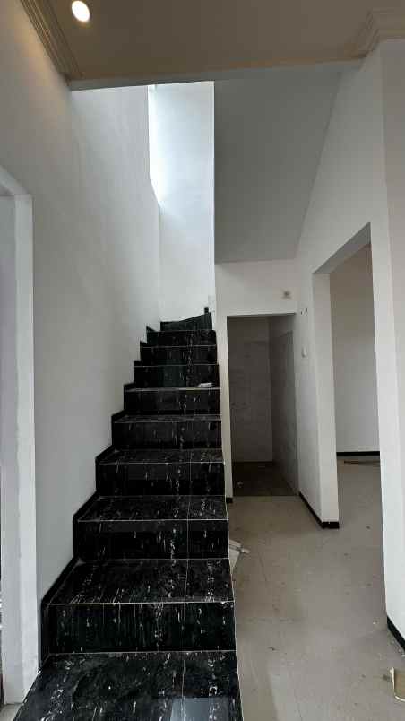 rumah mewah siap huni kepanjen 2 lantai 700 jutaan