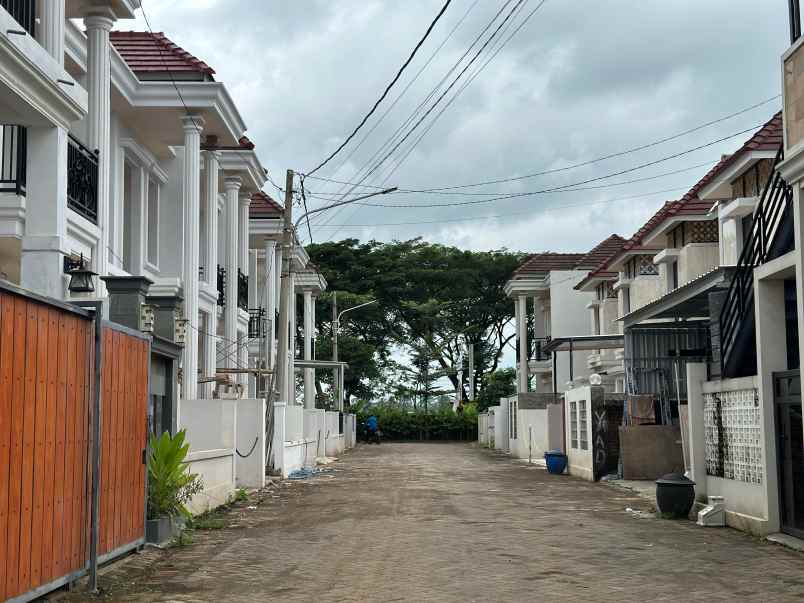 rumah mewah siap huni kepanjen 2 lantai 700 jutaan