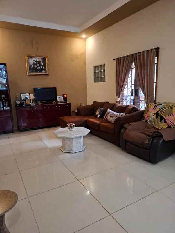 rumah terawat siap huni pakuwon city surabaya timur