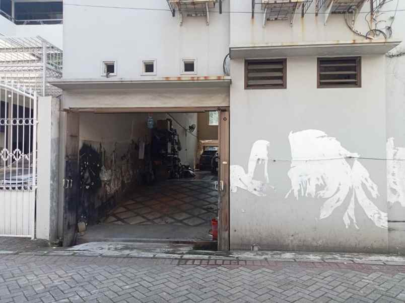 showroom mobil raya kertajaya