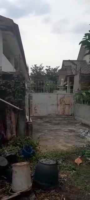 bangunan bekas sekolah pinggir jalan kemandoran