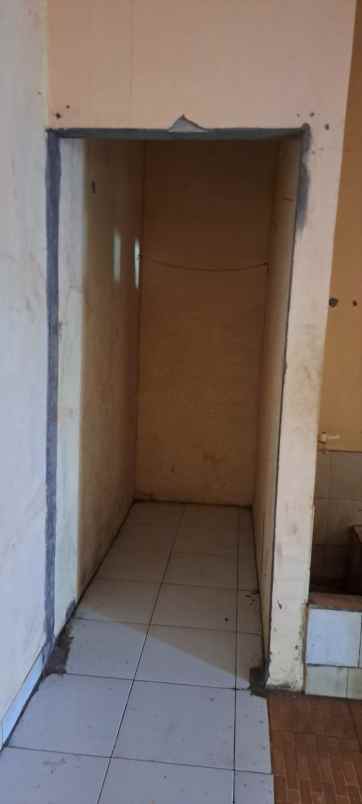 dijual butuh rumah induk dan kontrakan 3 pintu