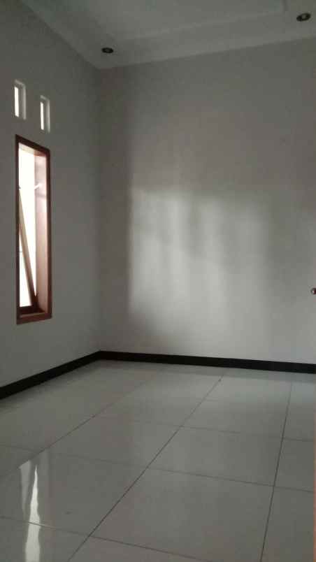 dijual rumah 2 lantai 1 menit ke kampus unwiku