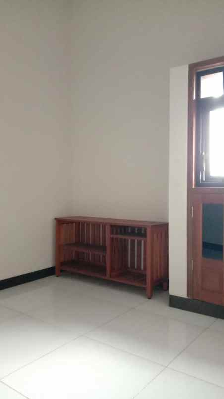 dijual rumah 2 lantai 1 menit ke kampus unwiku