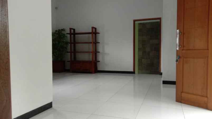 dijual rumah 2 lantai 1 menit ke kampus unwiku