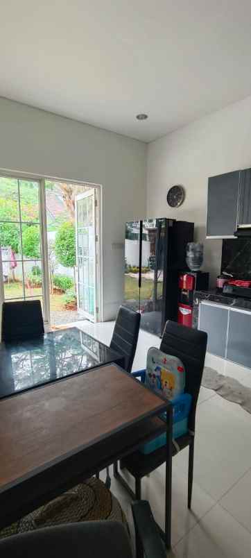 dijual rumah 2 lantai hook full furnished