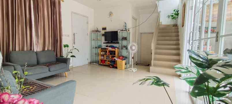 dijual rumah 2 lantai hook full furnished