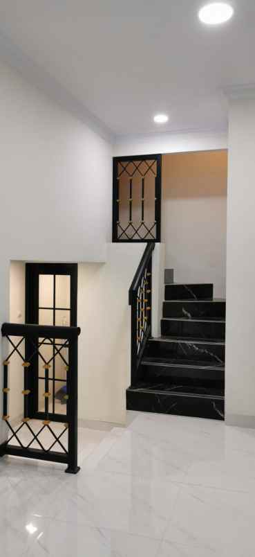 dijual rumah baru 3 lantai siap huni di meruyung depok