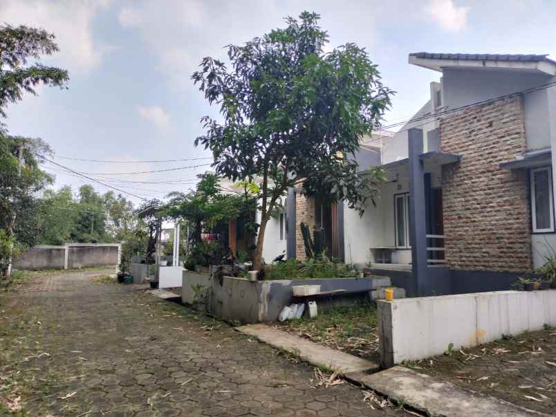 dijual rumah cihanjuang rahayu